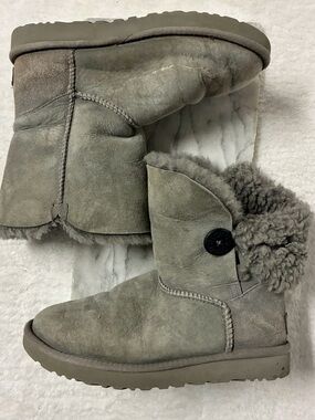 UGG Women's Bailey Button II winter boots Size 8